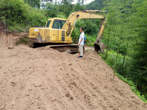 戴部长来浮坵村查看退宅还耕进